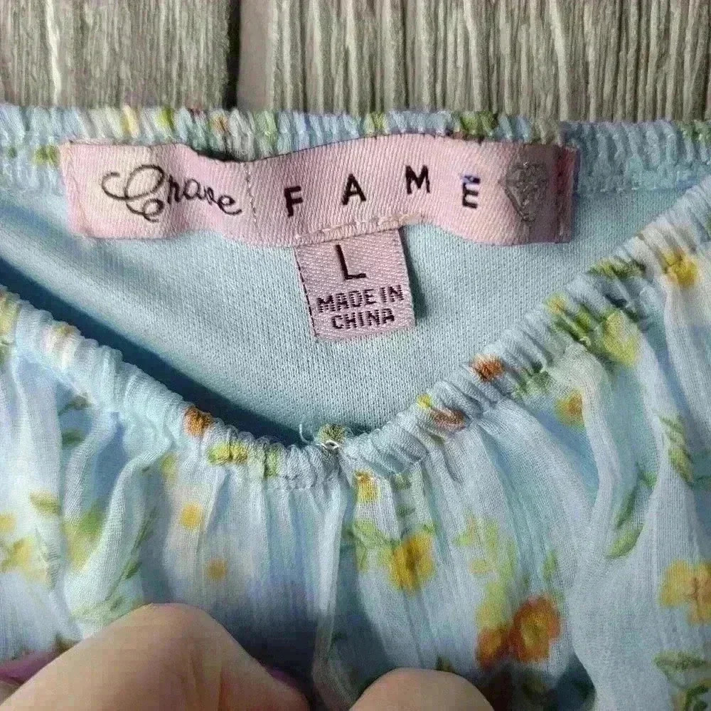 Crave Fame baby floral crop top size large. - Picture 2 of 4